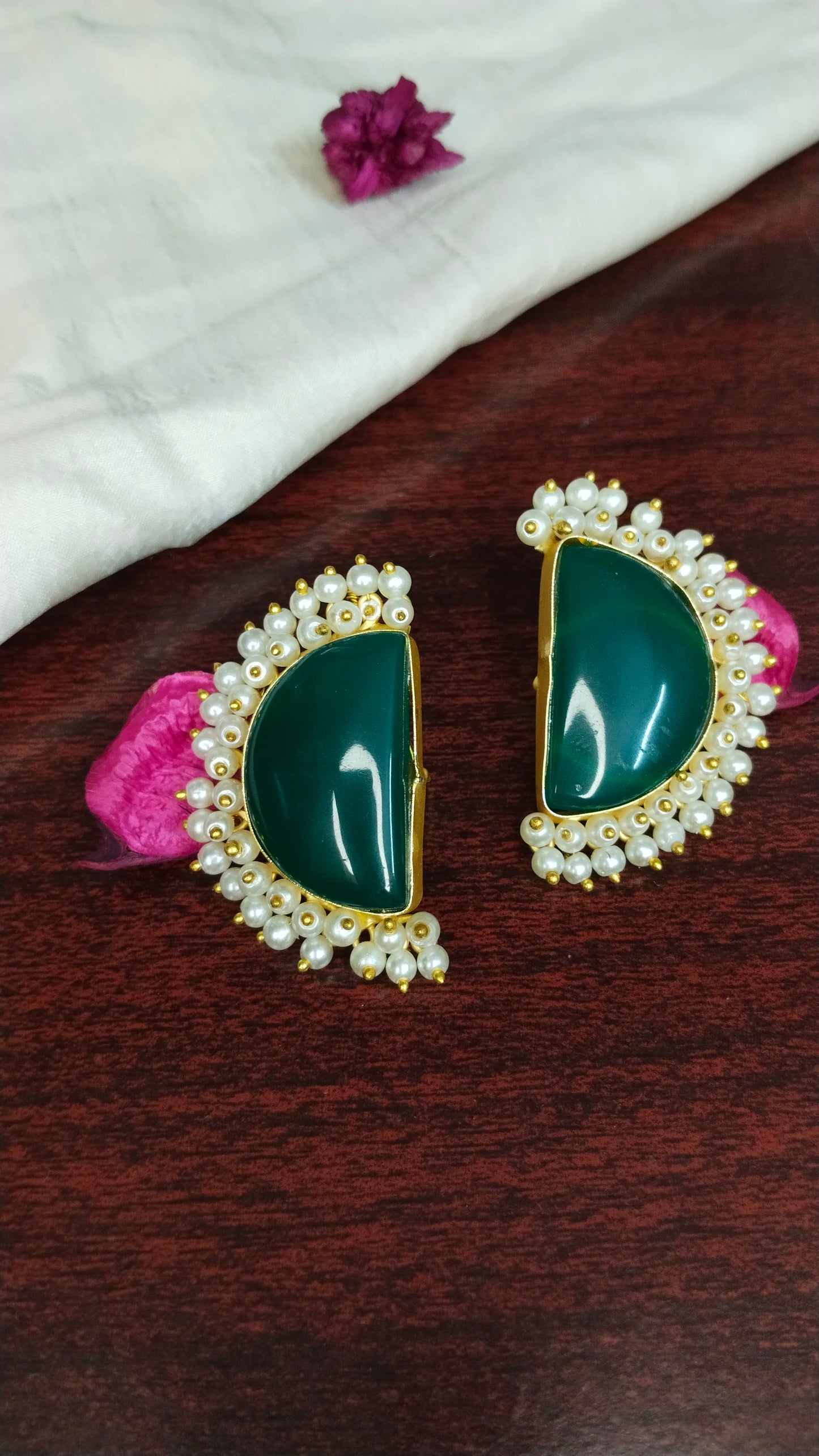 Monalisa stone earring adorned with pearl in Green & Black