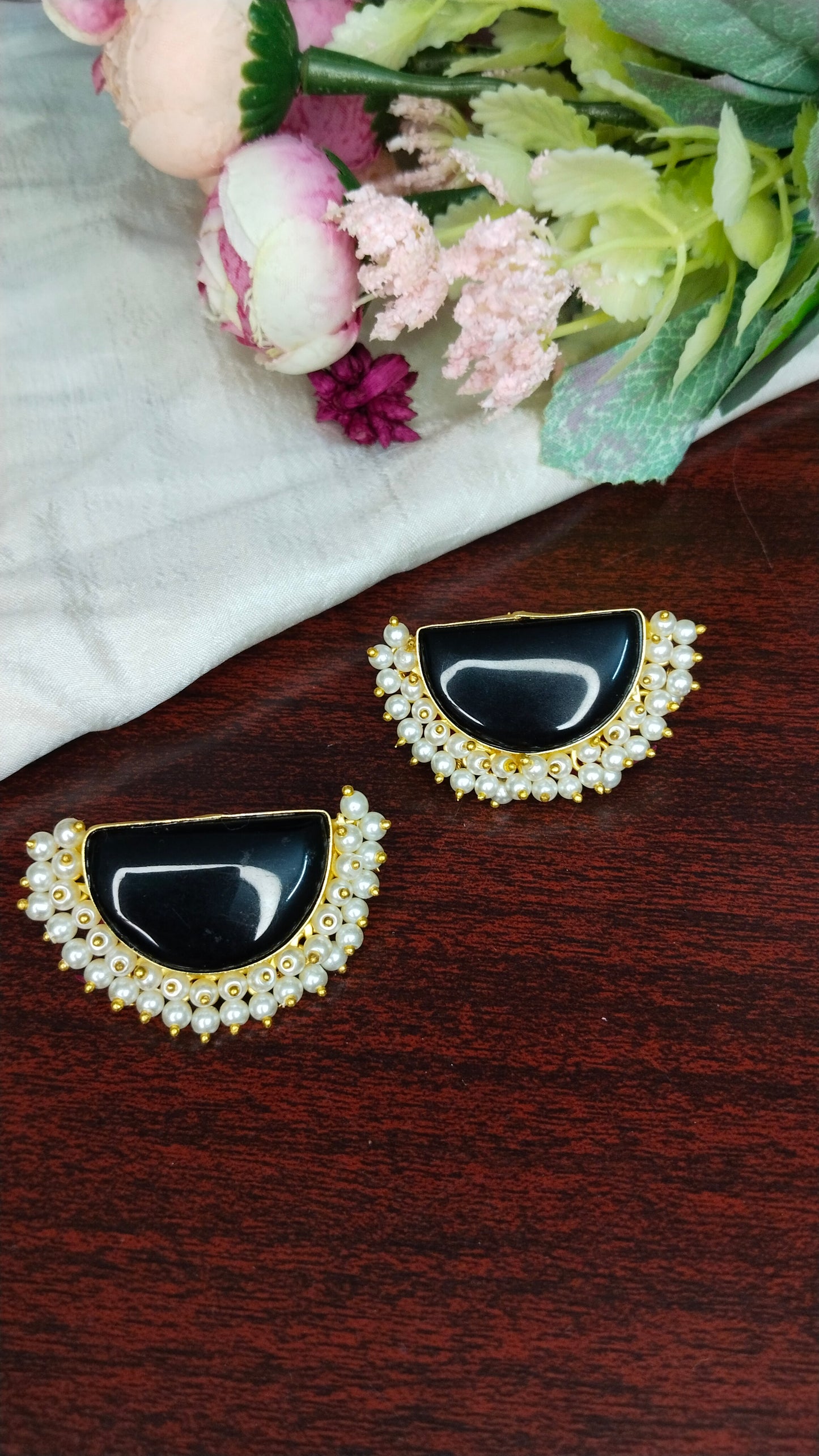Monalisa stone earring adorned with pearl in Green & Black