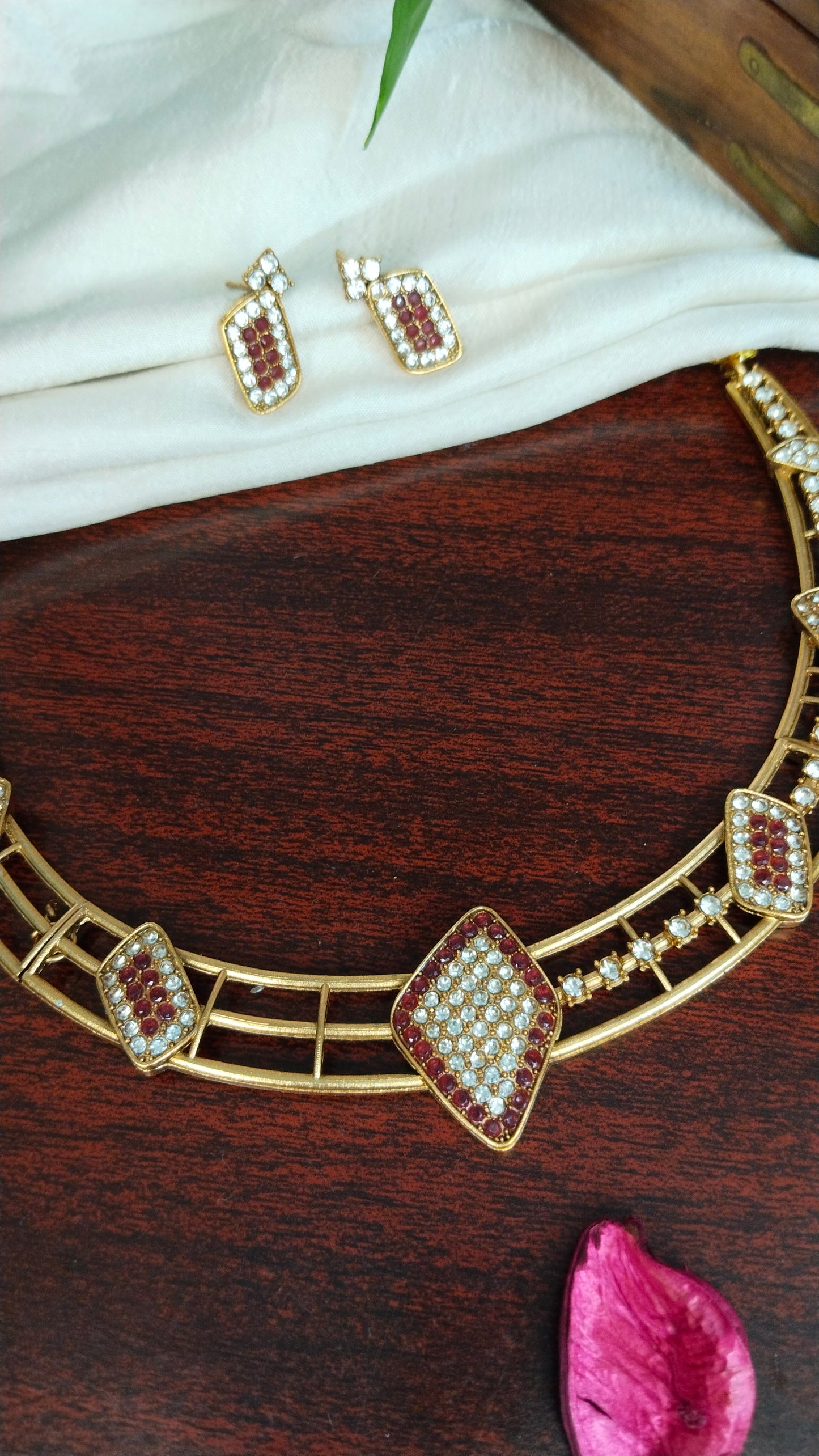 Pretty husli choker with earring in White & maroon stones