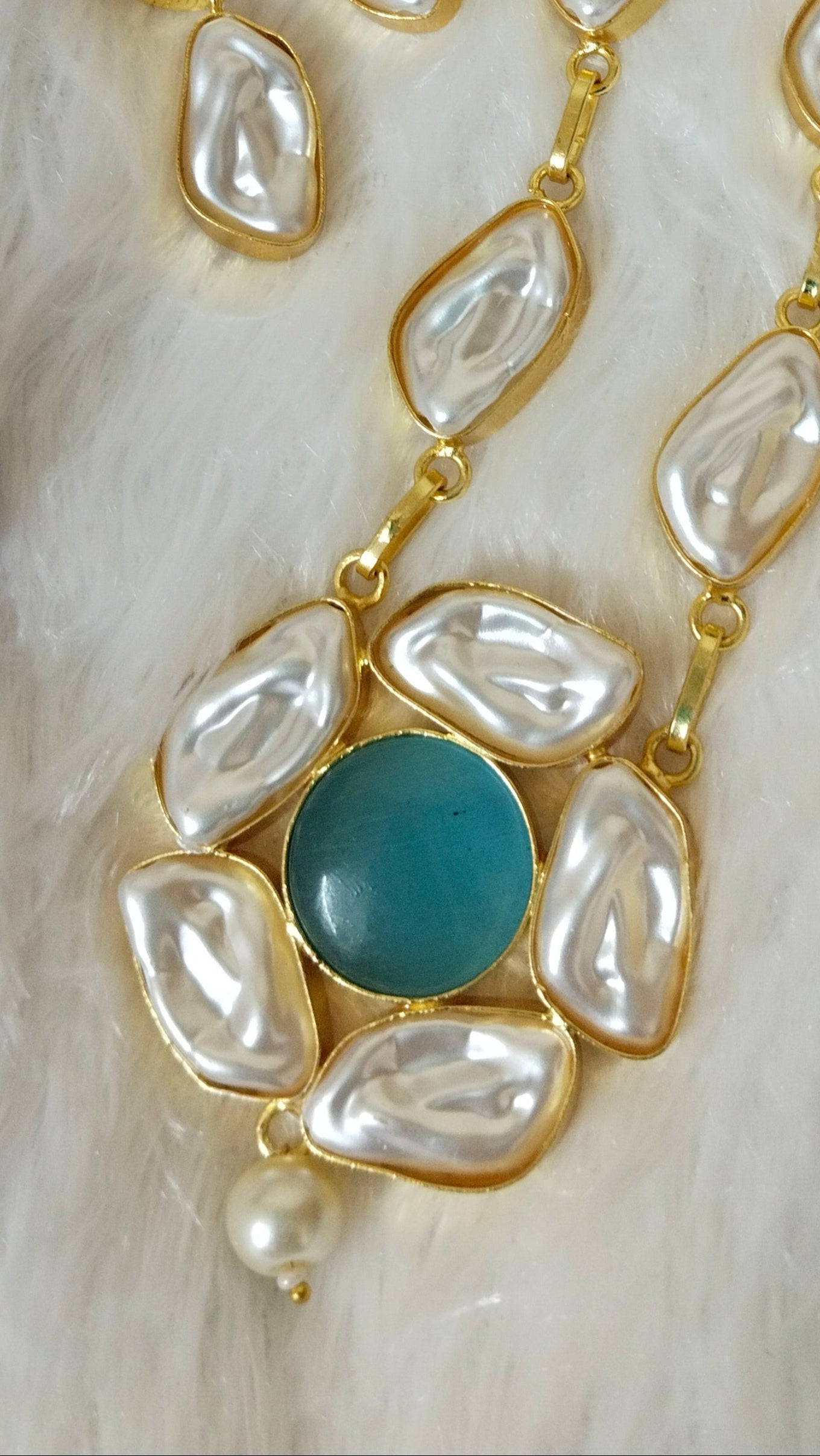 Beautiful pearl with monalisa stone adorned necklace set