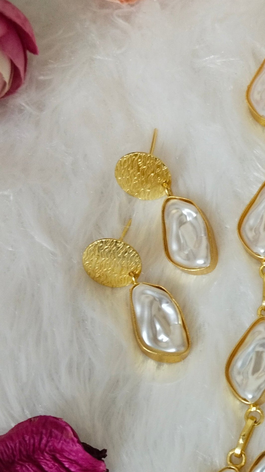 Beautiful pearl with monalisa stone adorned necklace set,aval aabarana ,best fashion jewellery brand, brass earrings