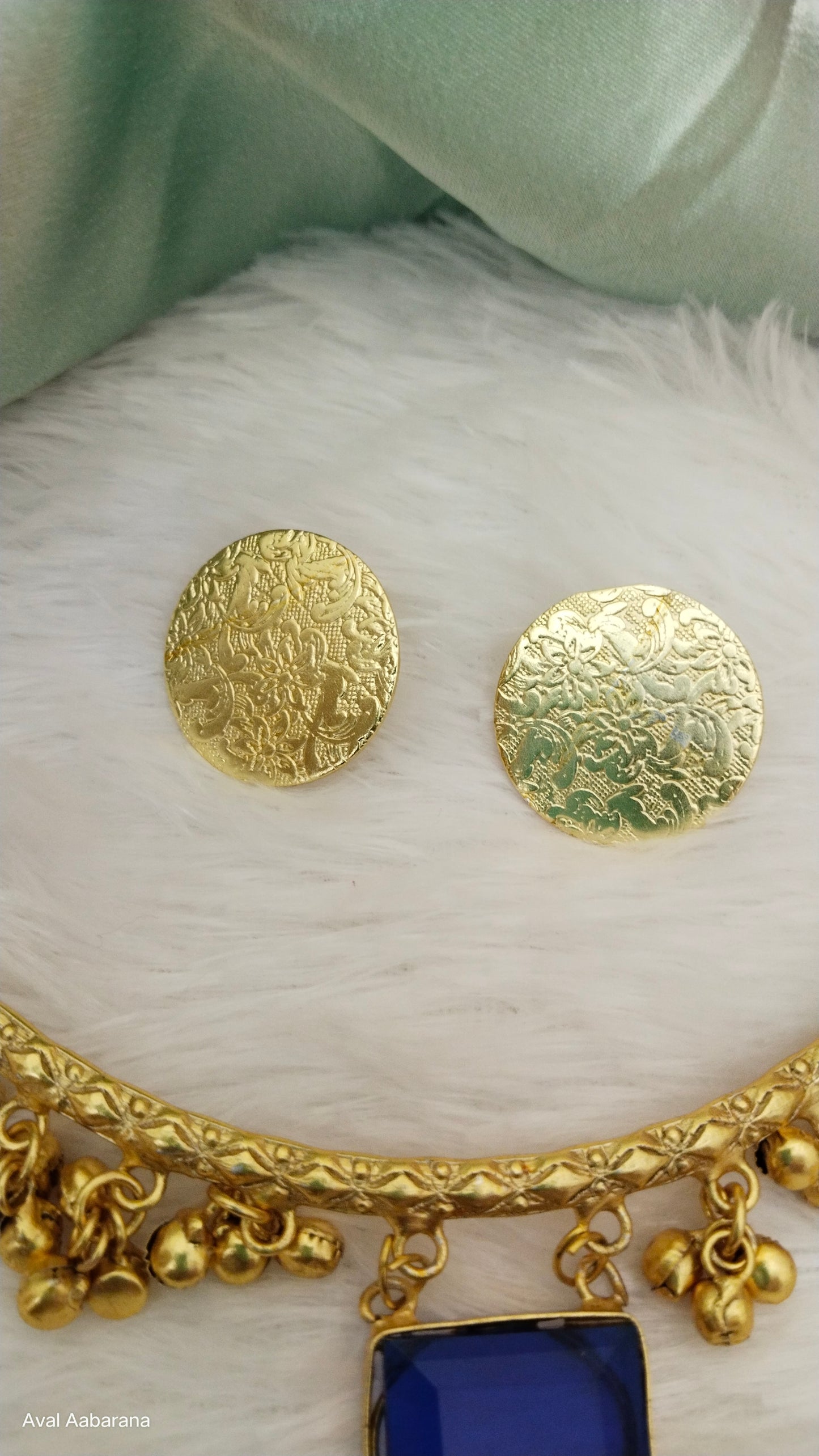 Royal husli choker with horse design with blue stone