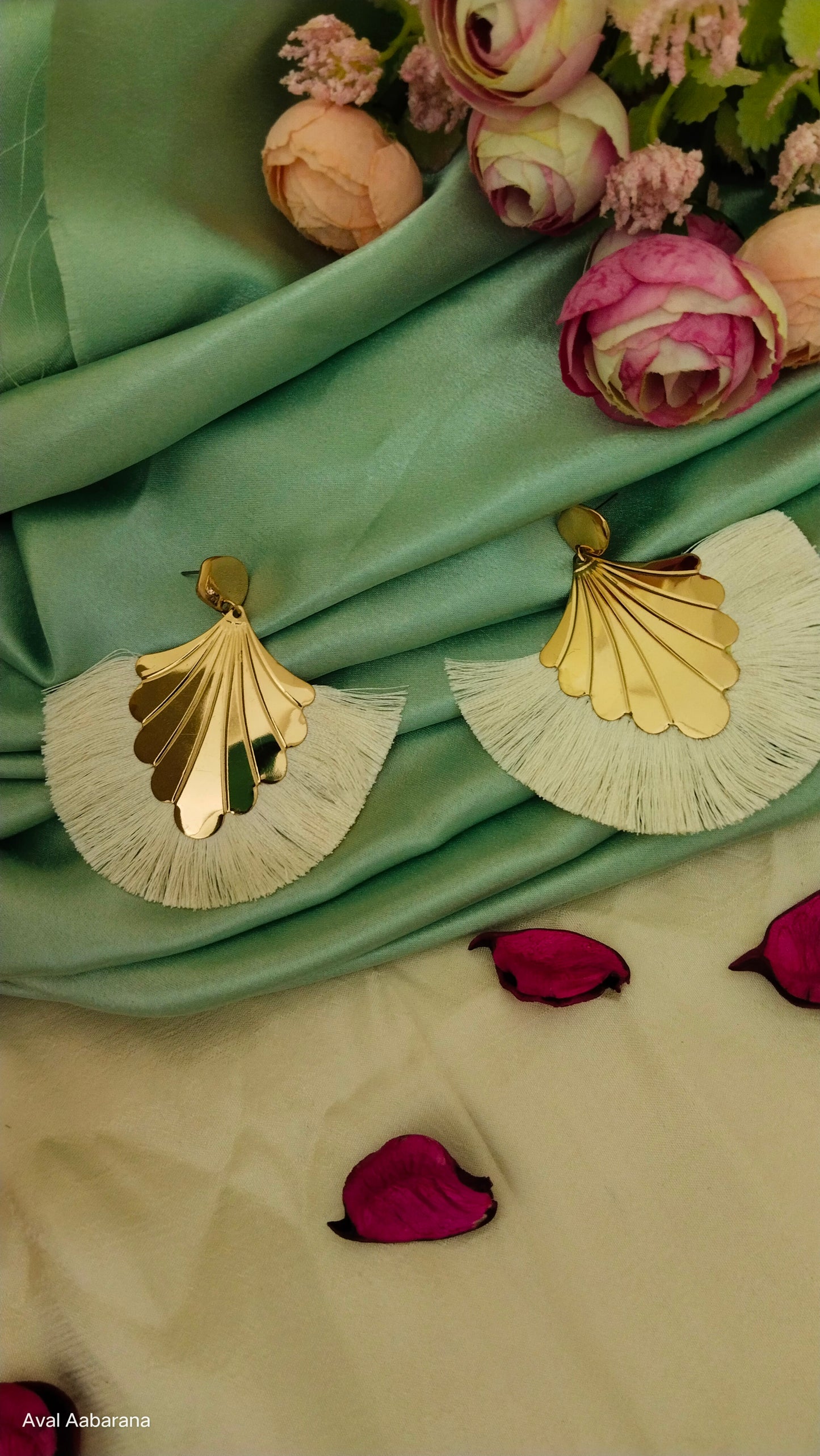 Tassel western earring in white & peach color