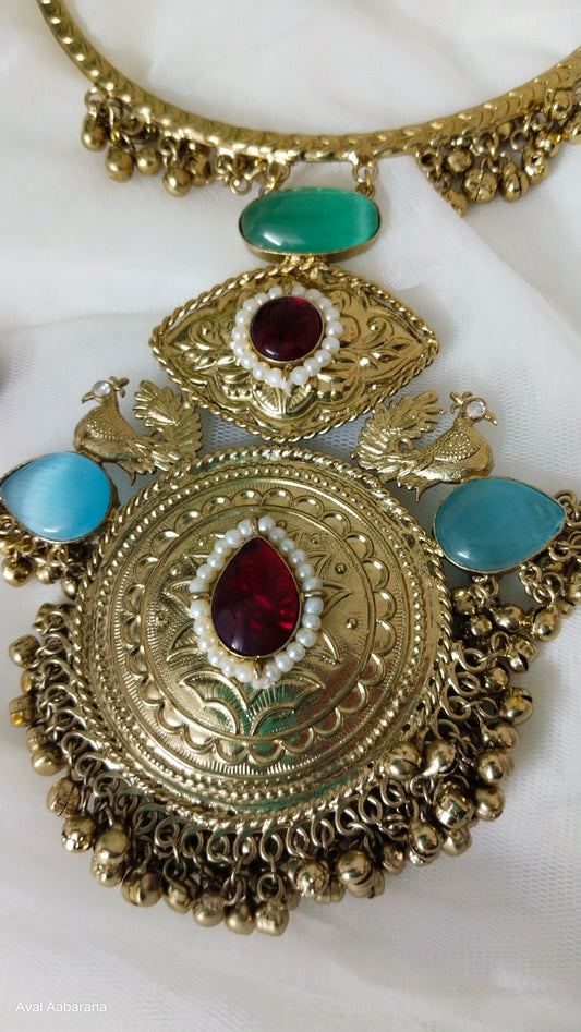 Contemporary Hasli choker necklace with earring