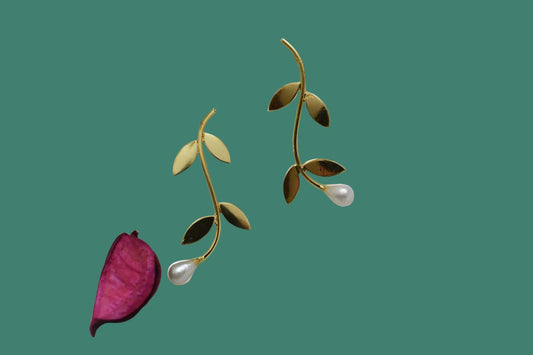 ABE0007 Golden leaf with Pearl earring