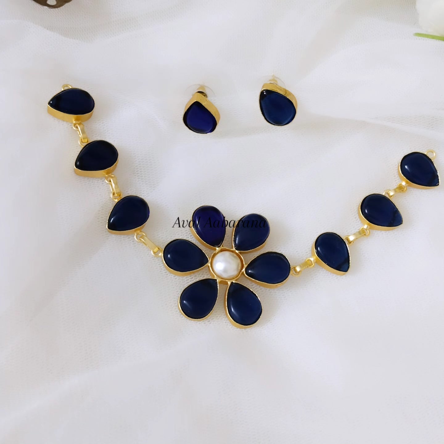 Pretty flower shaped monalisa stone neckpiece