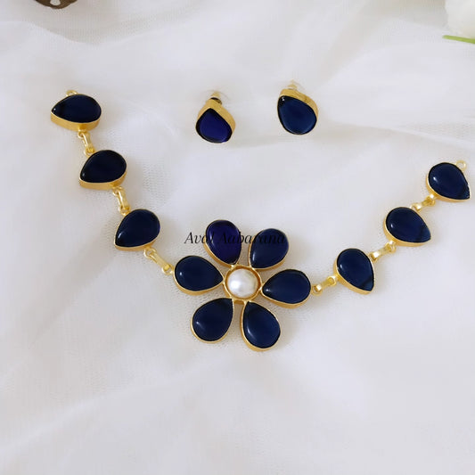 Pretty flower shaped monalisa stone neckpiece