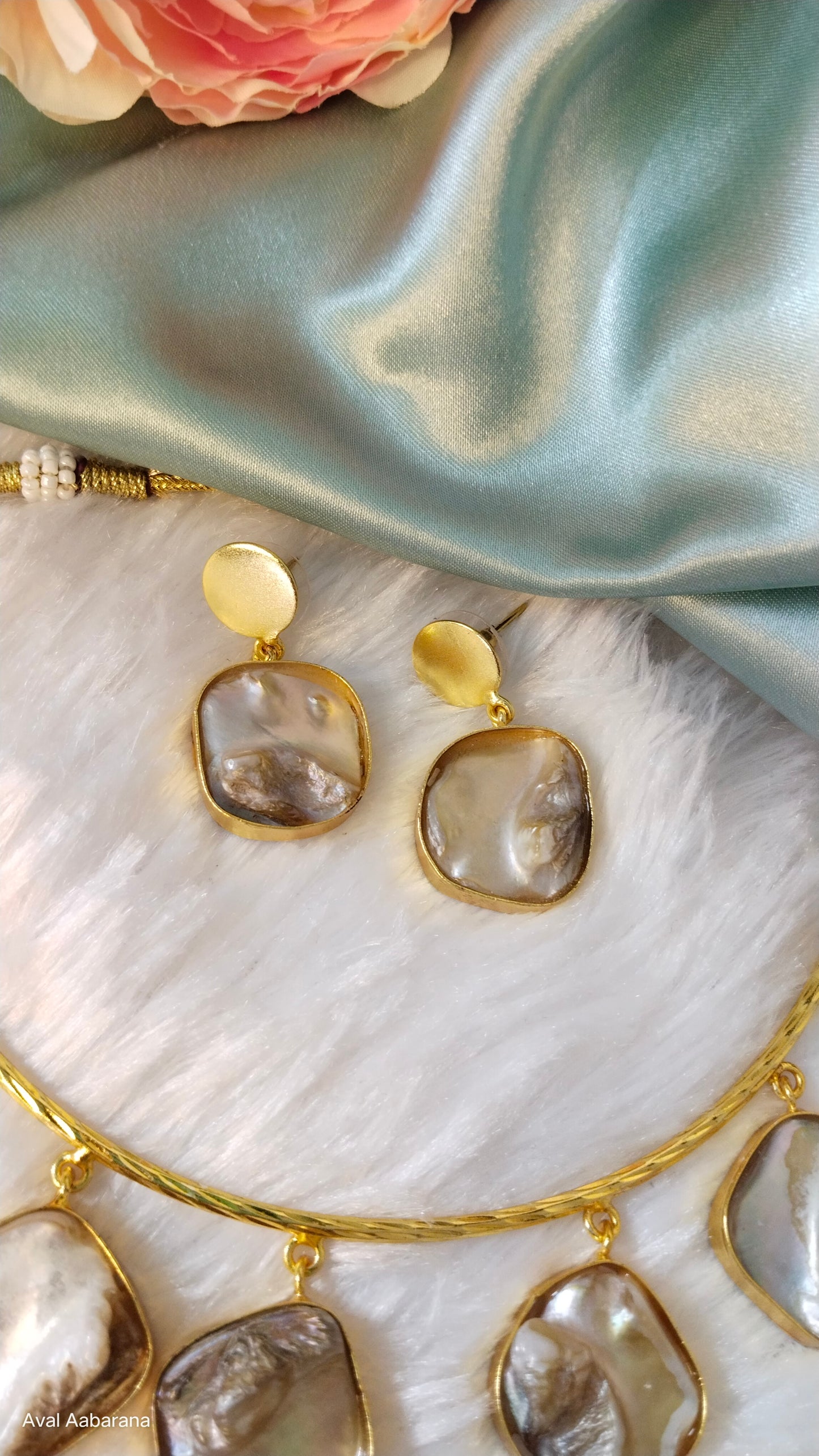 M101 Trendy unique mother of pearl charms Hasli choker necklace set