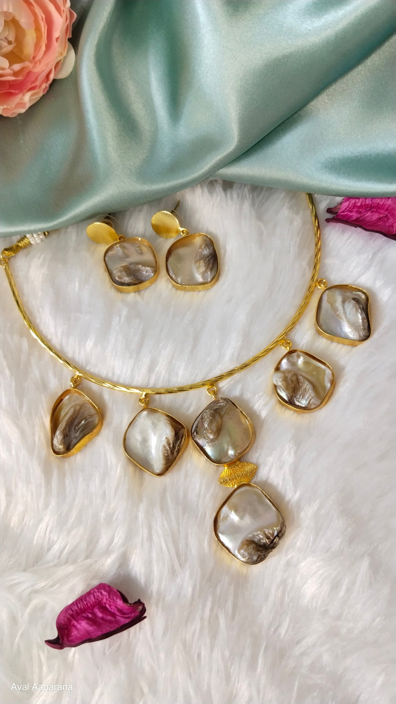 Aval Aabarana Jewellery, best Jewellery Brand, Brass hasli, choker