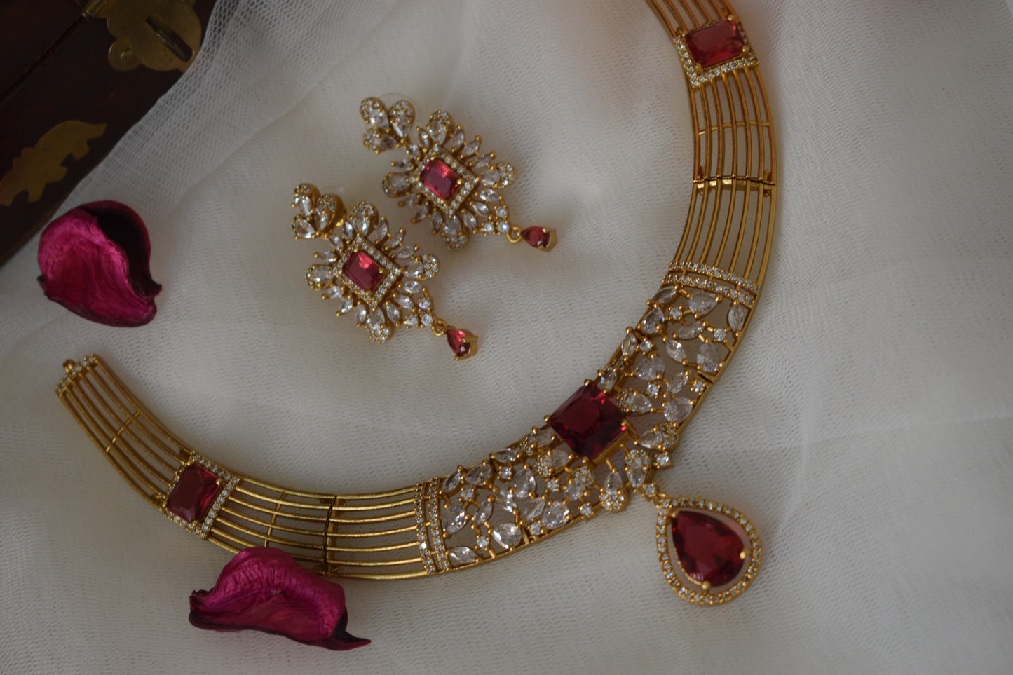 Diamond loolalike red and b lue Necklace sets