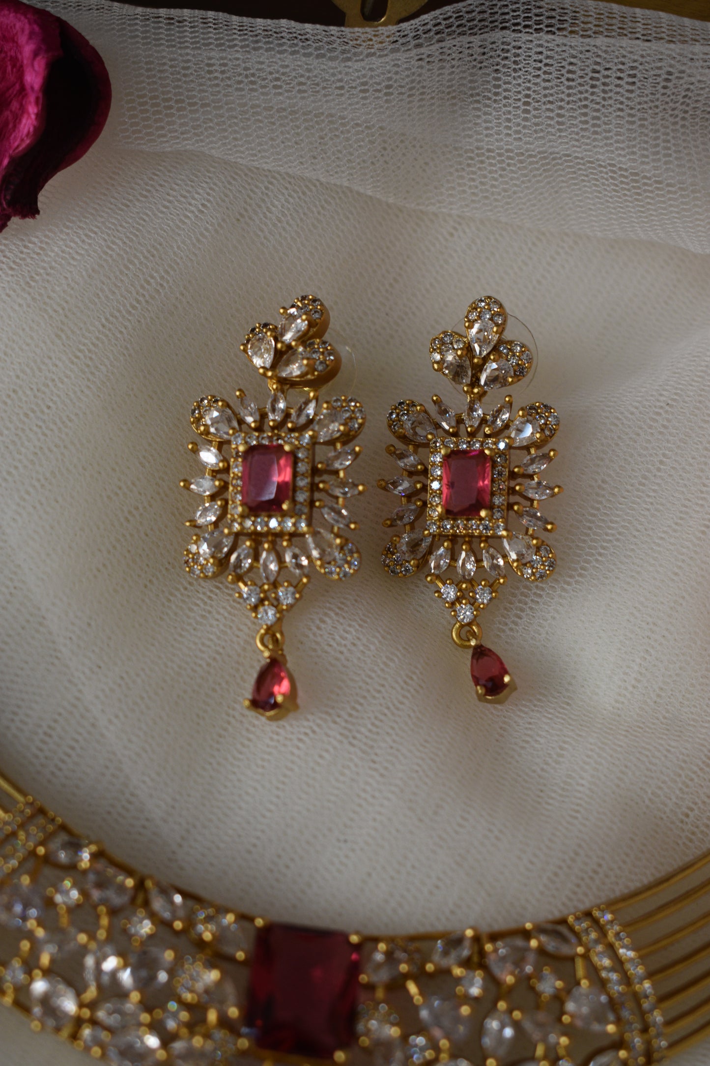 Diamond loolalike red and b lue Necklace sets