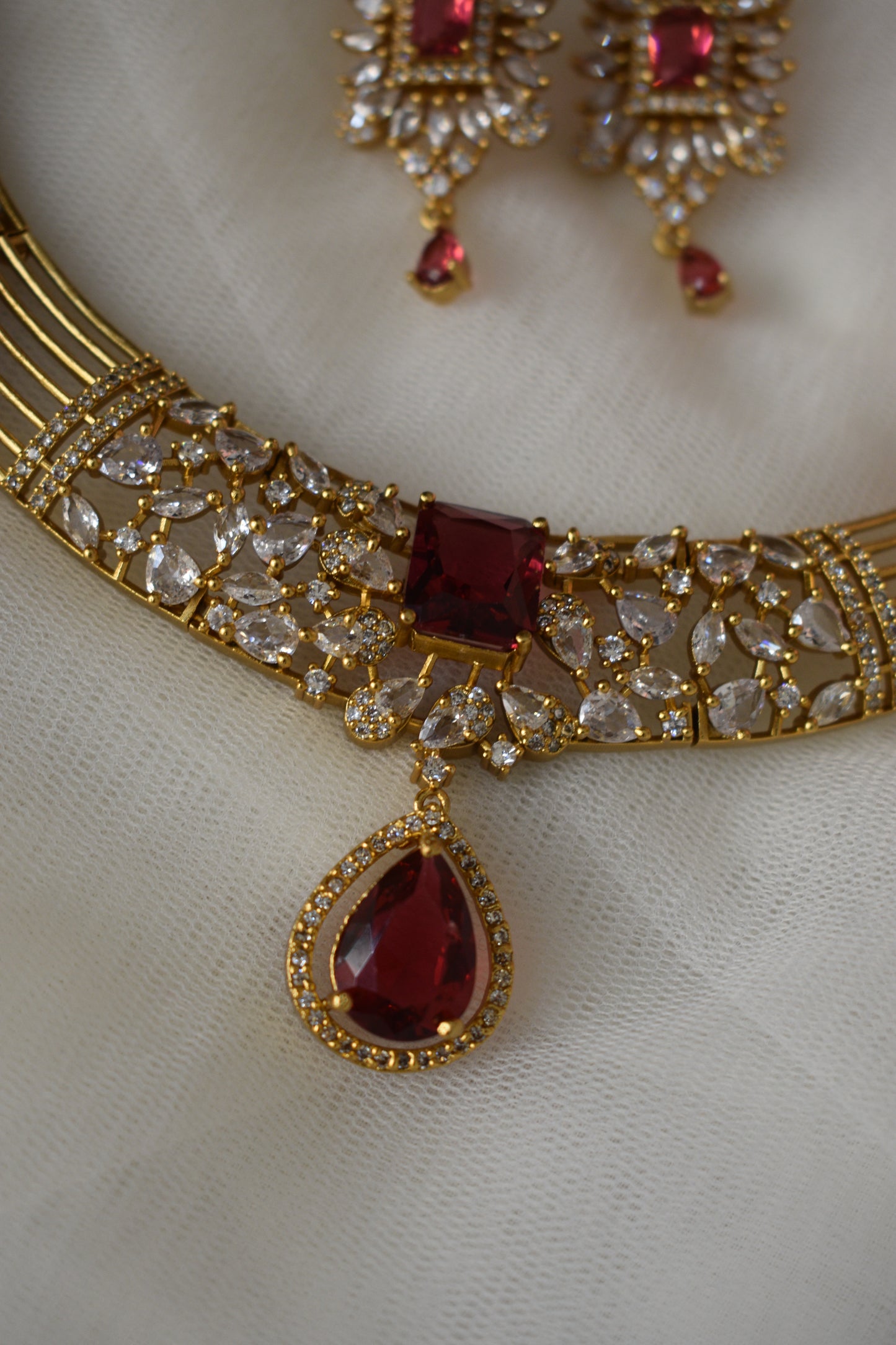 Diamond loolalike red and b lue Necklace sets