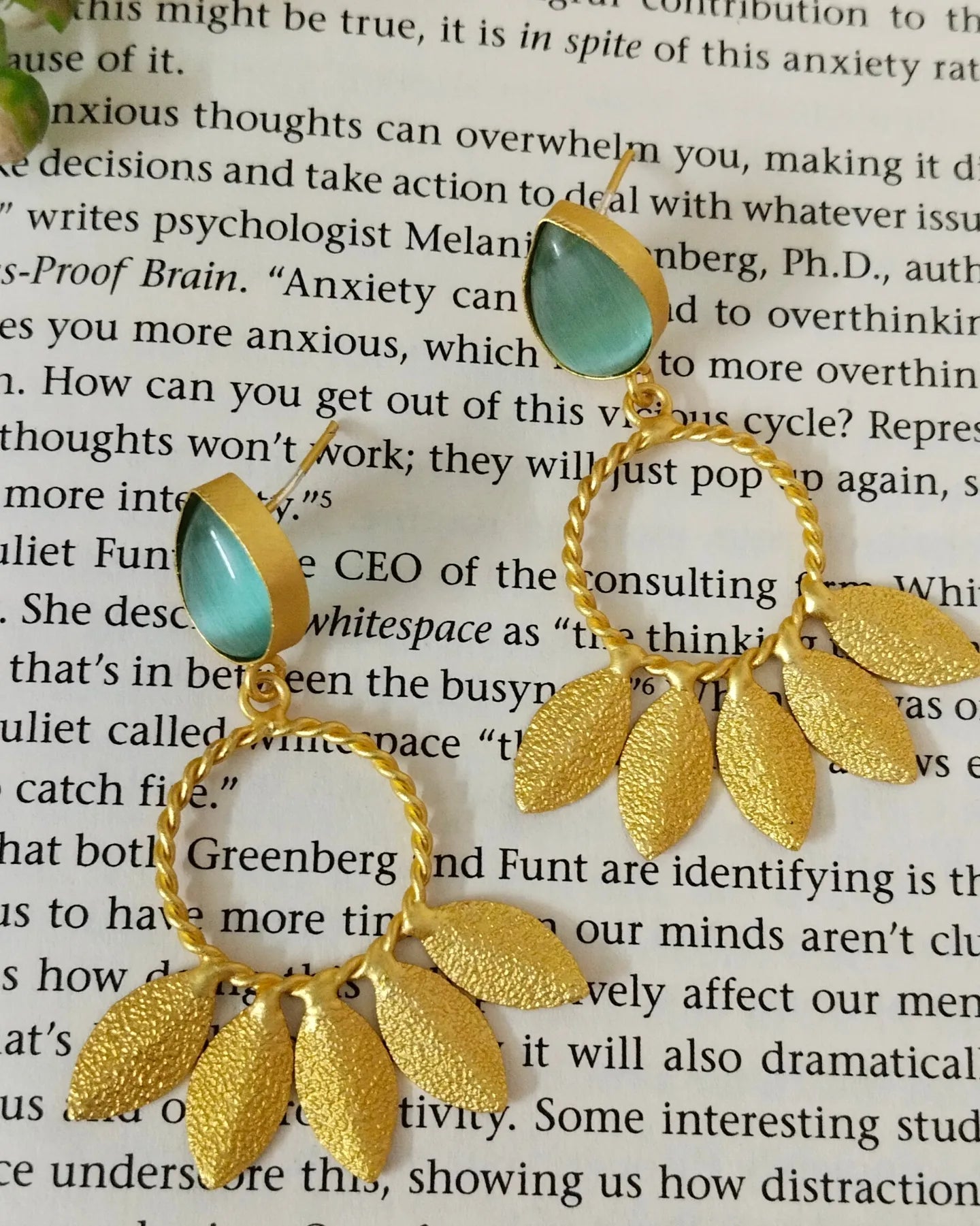 Leaf circled monalisa stone earring (turquoise blue & green)