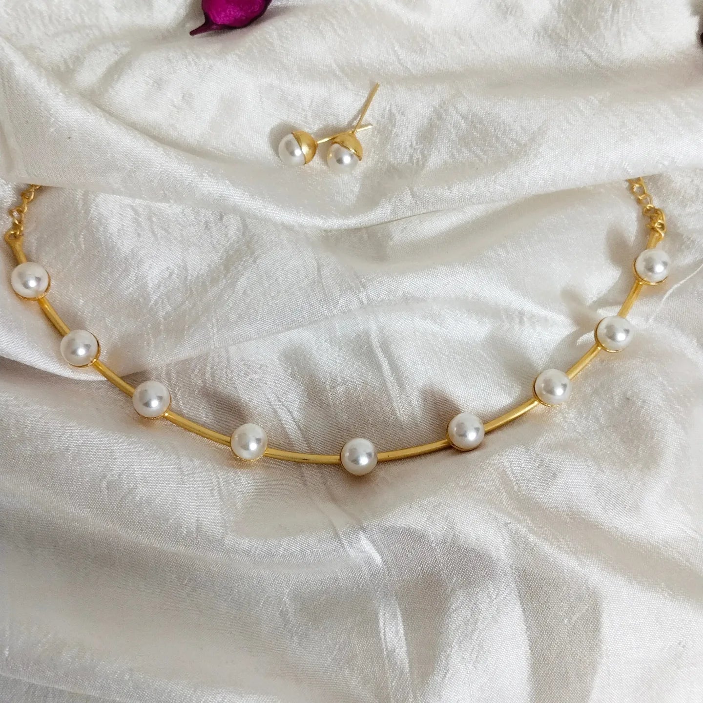 Sleek pearl husli choker necklace set