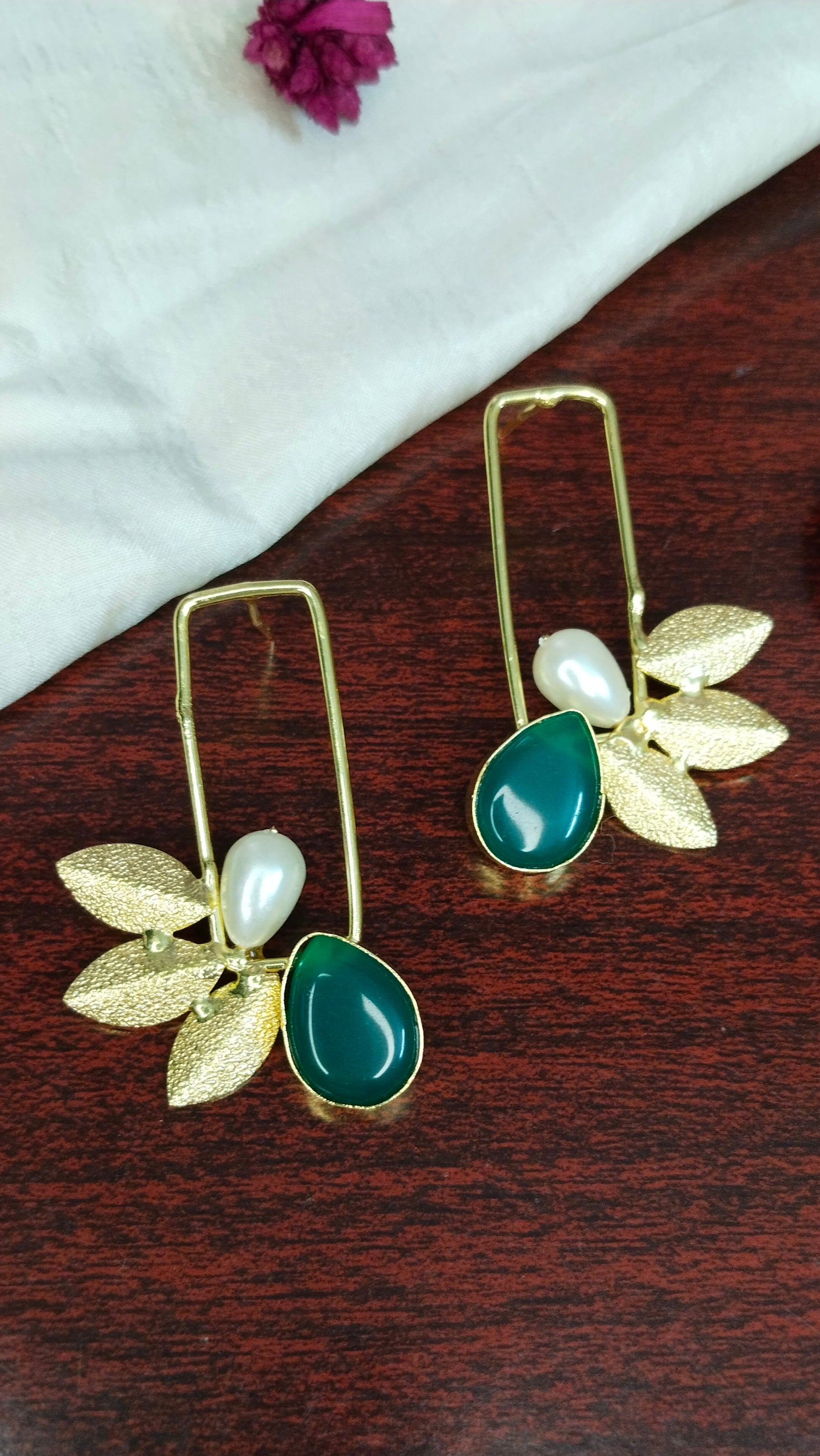 red earring, aval aabarana ,best fashion jewellery brand, brass earrings, 
green earrings