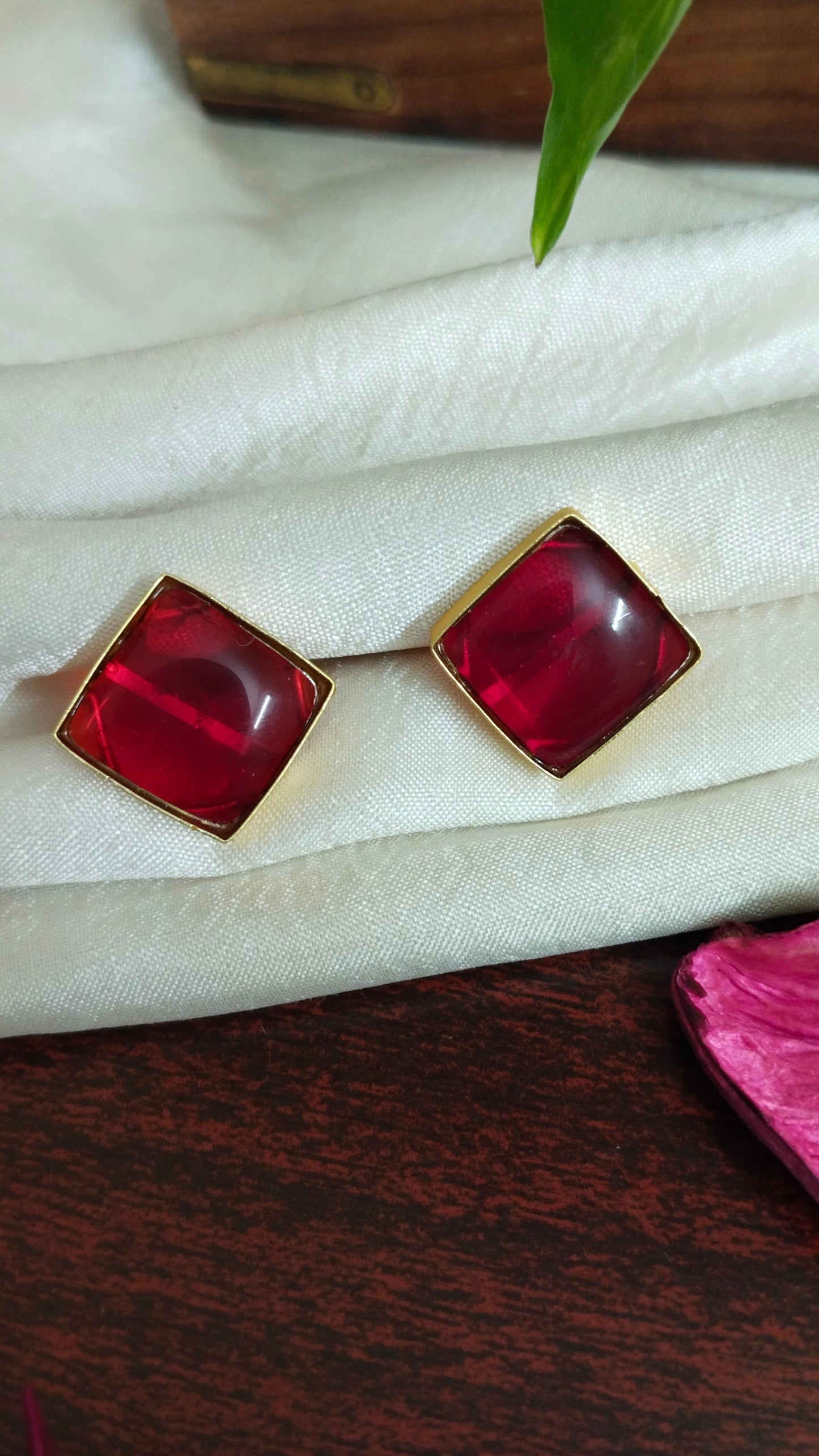 Cute monalisa stone stud (Red & Pink)