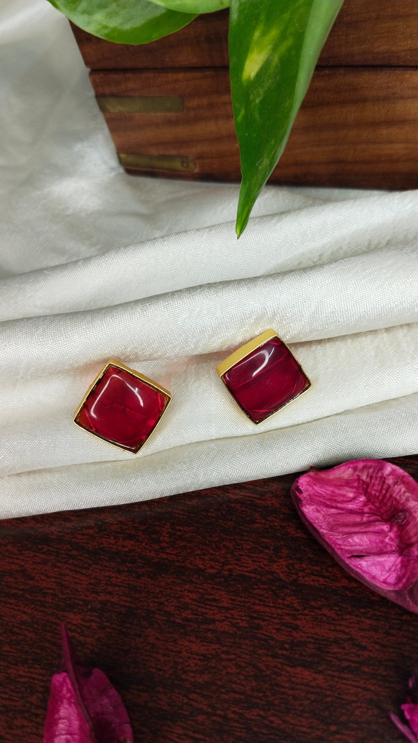 Cute monalisa stone stud (Red & Pink)