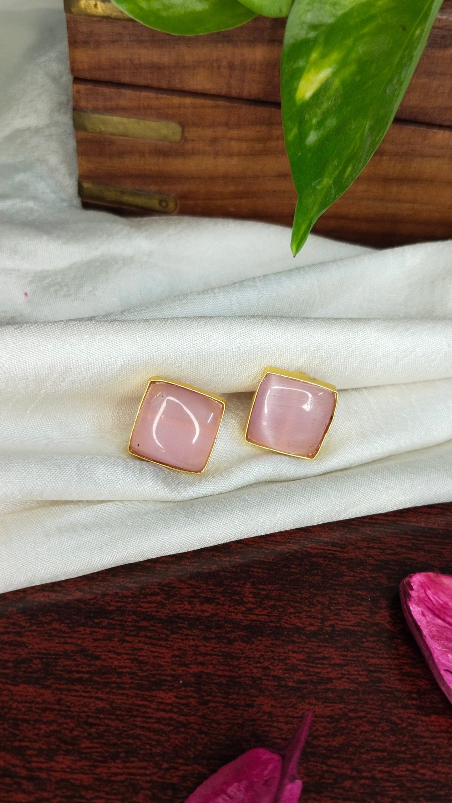 Cute monalisa stone stud (Red & Pink)