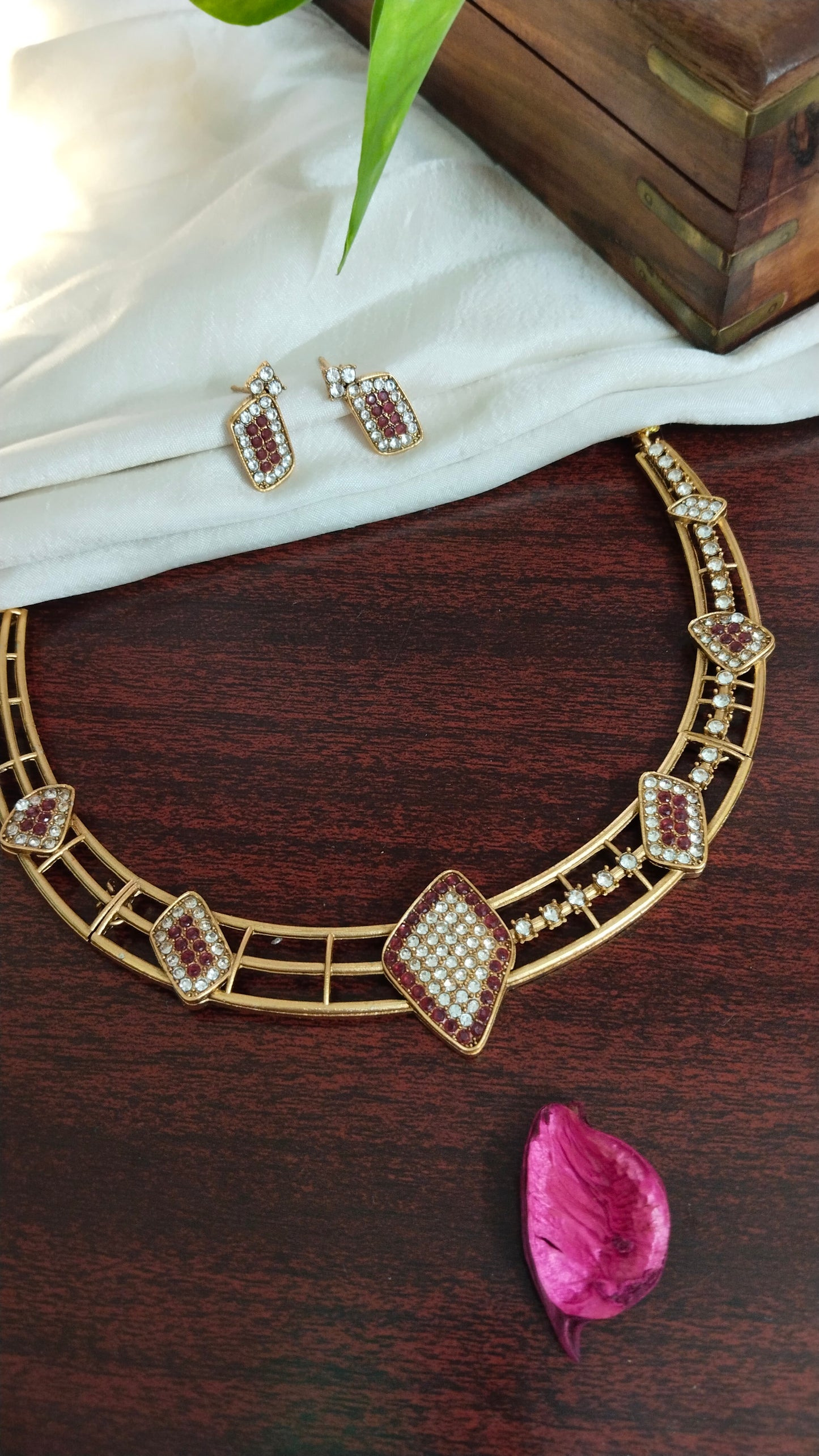 Pretty husli choker with earring in White &  maroon stones
