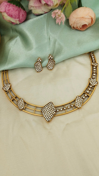 Pretty husli choker with earring in White &  maroon stones