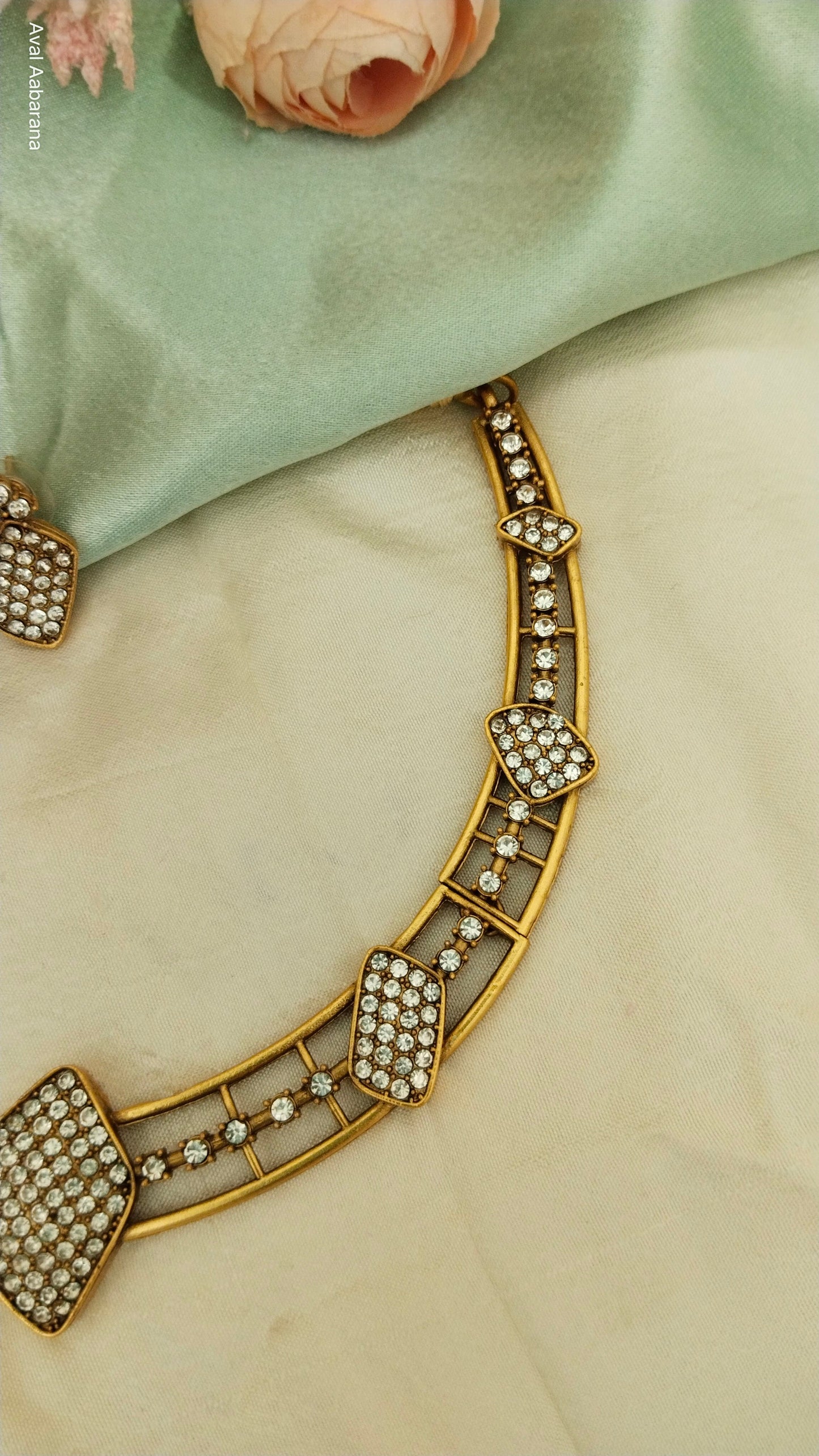 Pretty husli choker with earring in White &  maroon stones