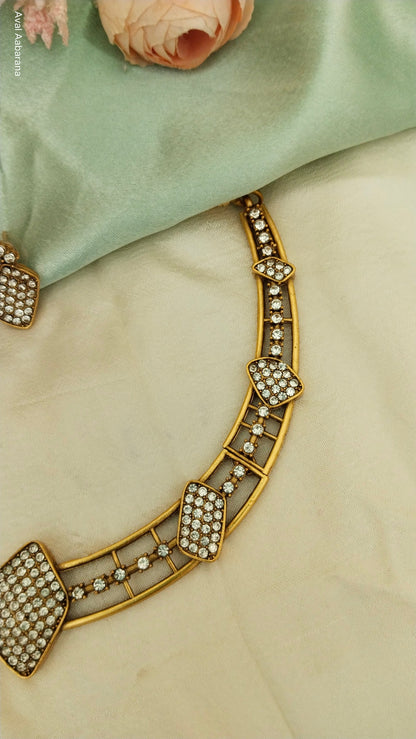 Pretty husli choker with earring in White &  maroon stones