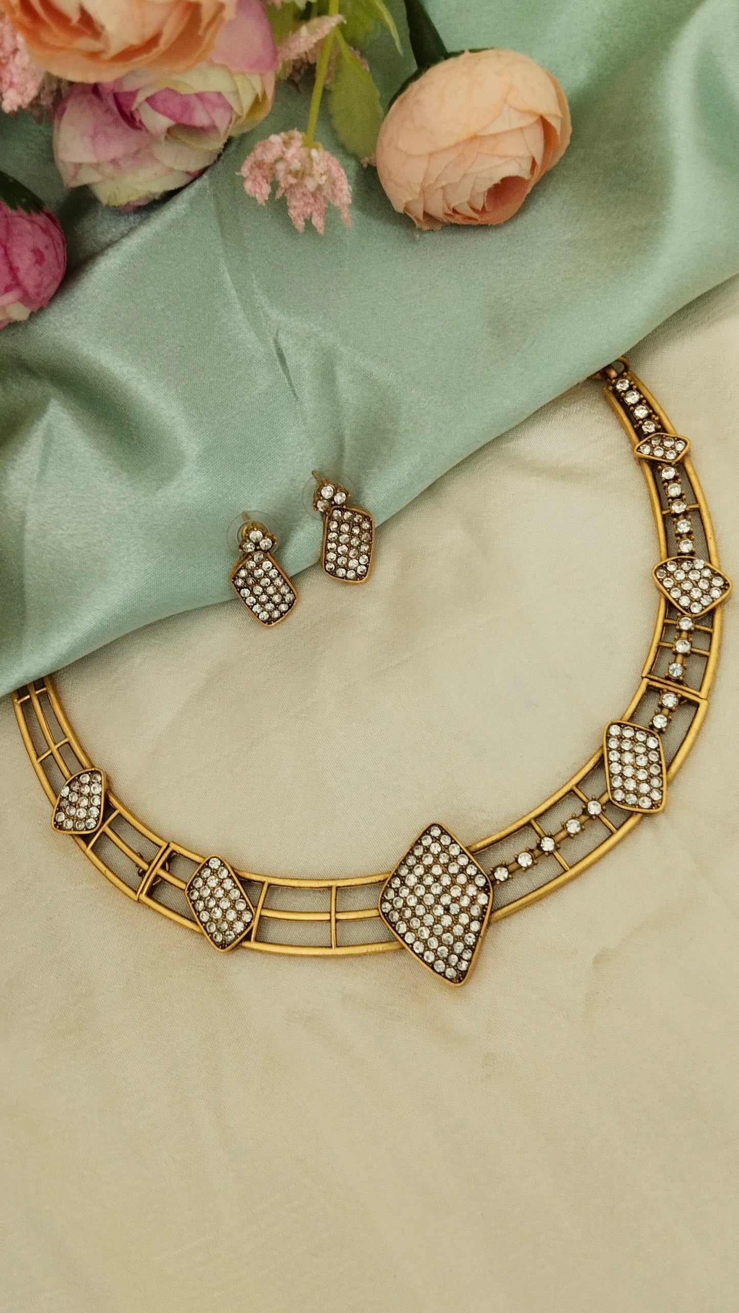 Pretty husli choker with earring in White &  maroon stones