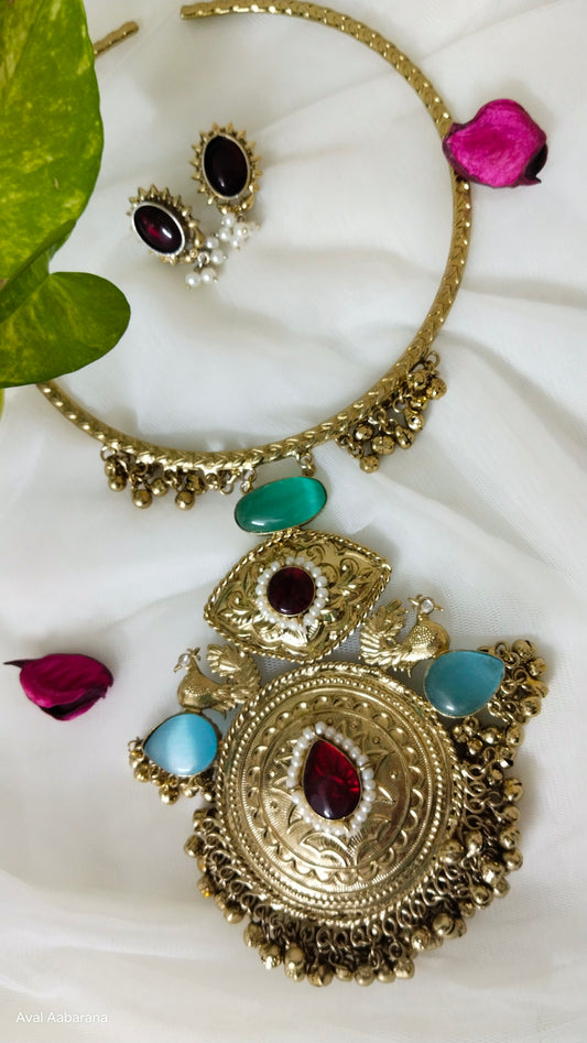 Contemporary Hasli choker necklace with earring