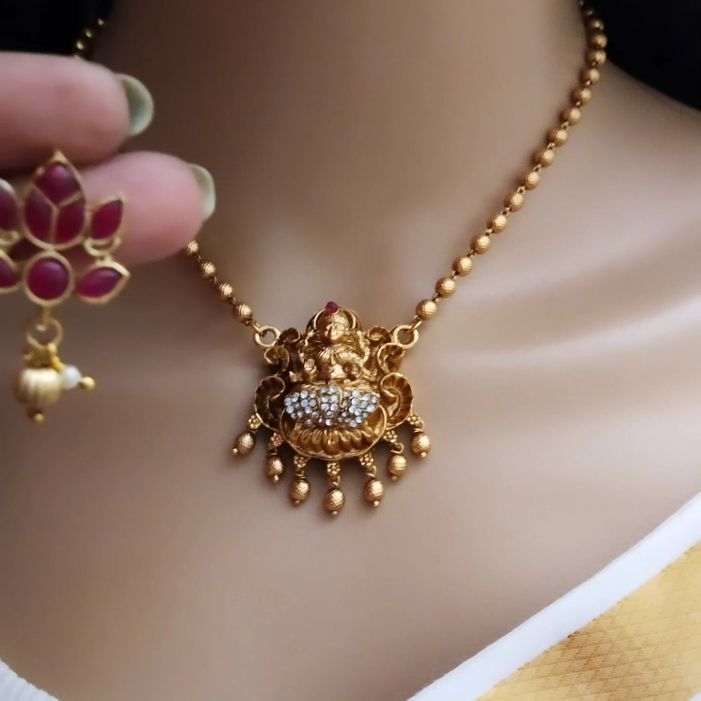 Budgeted pretty lakshmi neckpiece with earrings