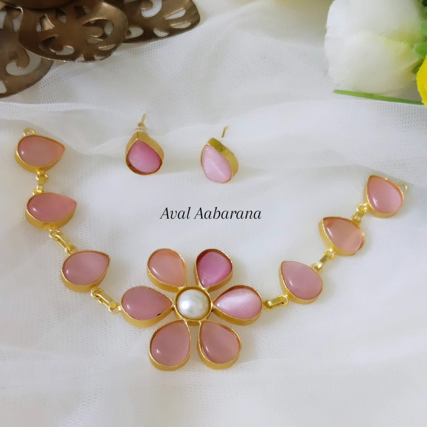Pretty flower shaped monalisa stone neckpiece