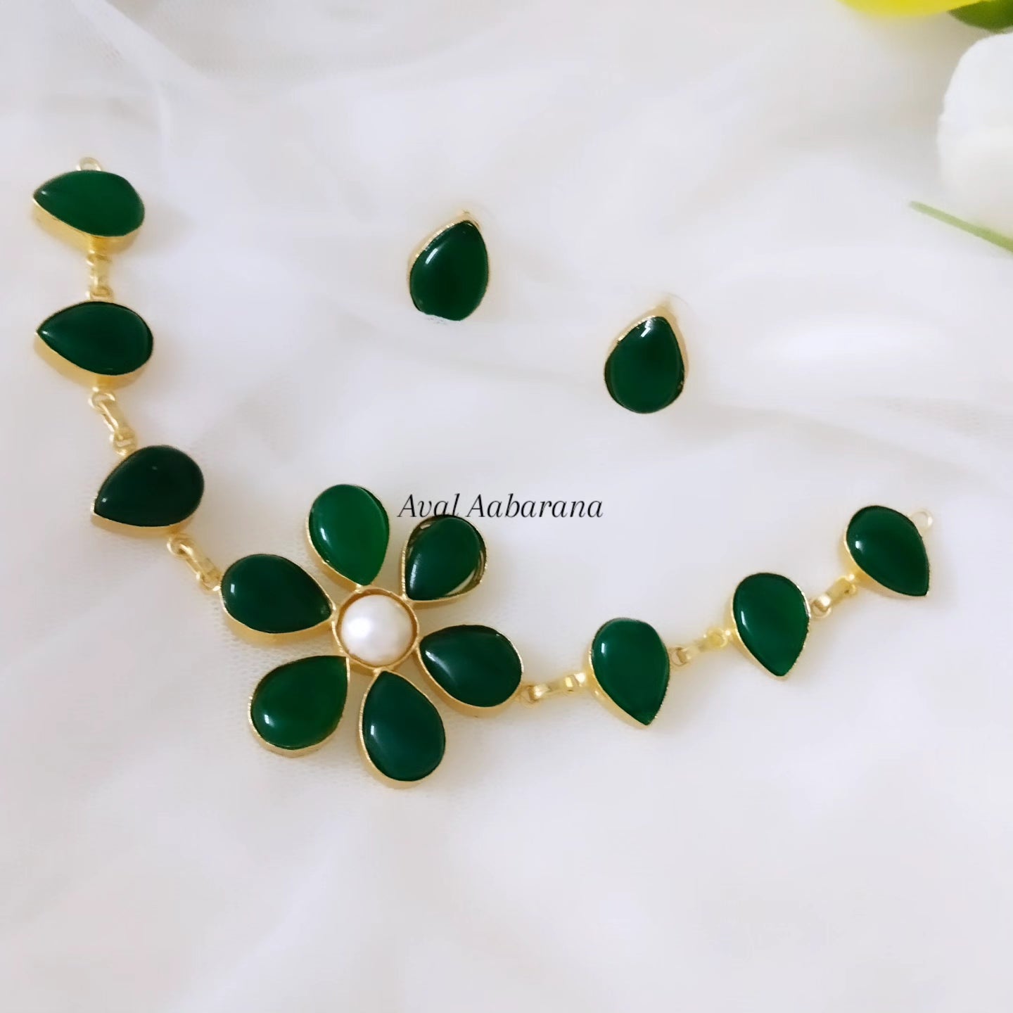 Pretty flower shaped monalisa stone neckpiece