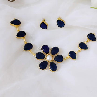 Pretty flower shaped monalisa stone neckpiece
