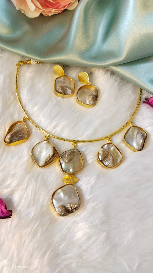 Trendy unique mother of pearl charms Hasli choker necklace set